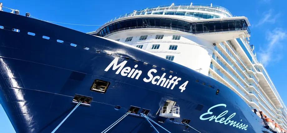 Mein Schiff 4 mit blauem Rumpf – KI-generierte Visualisierung